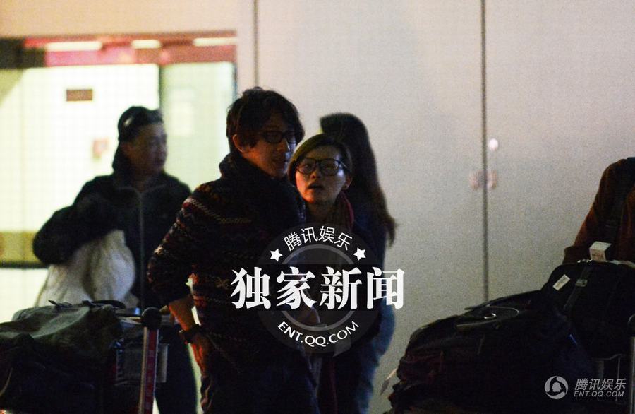 劉謙攜嫩模女友王希怡回京 機場瞄美女女友吃醋上前質問