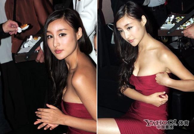 女星露乳貼尷尬瞬間 太失態了
