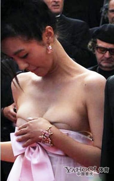 女星露乳貼尷尬瞬間 太失態了