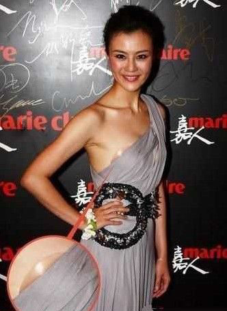 女星露乳貼尷尬瞬間 太失態了