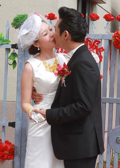 杜德偉大婚過(guò)累無(wú)力洞房 江欣燕失重心險(xiǎn)摔倒(組圖)