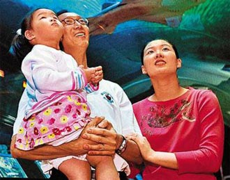 圖揭伏明霞12年名媛豪門奢華內幕：有菲傭 仍下廚