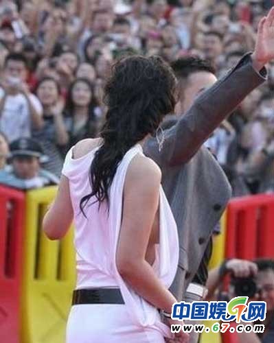 女星走紅毯選錯(cuò)禮服引來(lái)尷尬 走光真是擋都擋不住啊