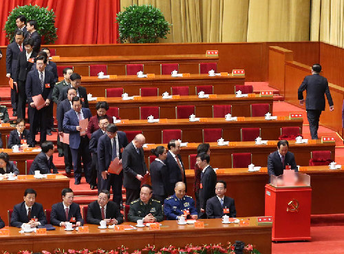 11月14日，中國(guó)共產(chǎn)黨第十八次全國(guó)代表大會(huì)閉幕會(huì)在北京人民大會(huì)堂舉行。這是代表投票選舉中央委員會(huì)委員、候補(bǔ)委員和中央紀(jì)律檢查委員會(huì)委員。新華社記者 丁林 攝