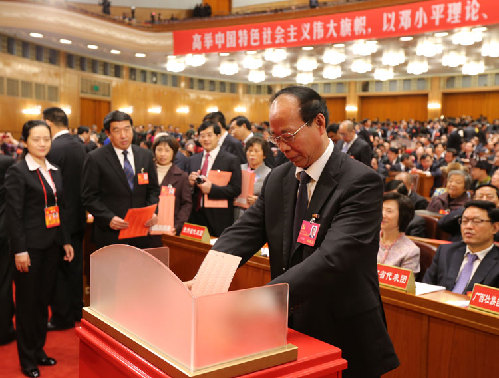 11月14日，中國共產黨第十八次全國代表大會閉幕會在北京人民大會堂舉行。這是代表投票選舉中央委員會委員、候補委員和中央紀律檢查委員會委員。新華社記者 姚大偉 攝