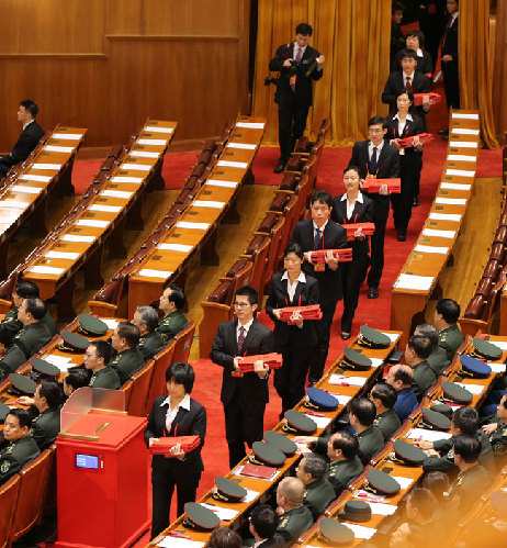  11月14日，中國共產(chǎn)黨第十八次全國代表大會閉幕會在北京人民大會堂舉行。這是工作人員手捧選票進(jìn)入會場。新華社記者 丁林 攝