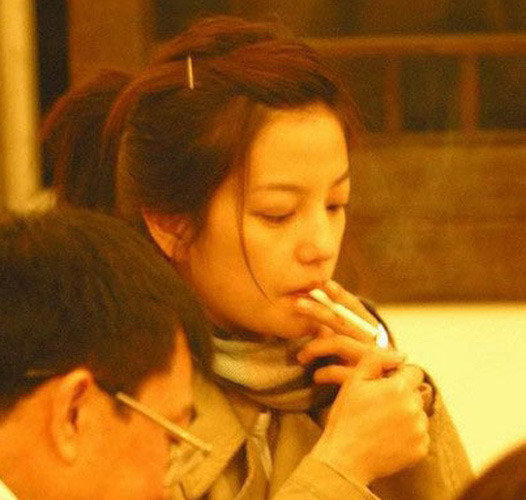盤點吸煙不顧形象的女星
