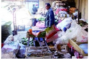 青島廢品站老板讀參考消息看經濟走勢 20斤報紙難換1斤肉