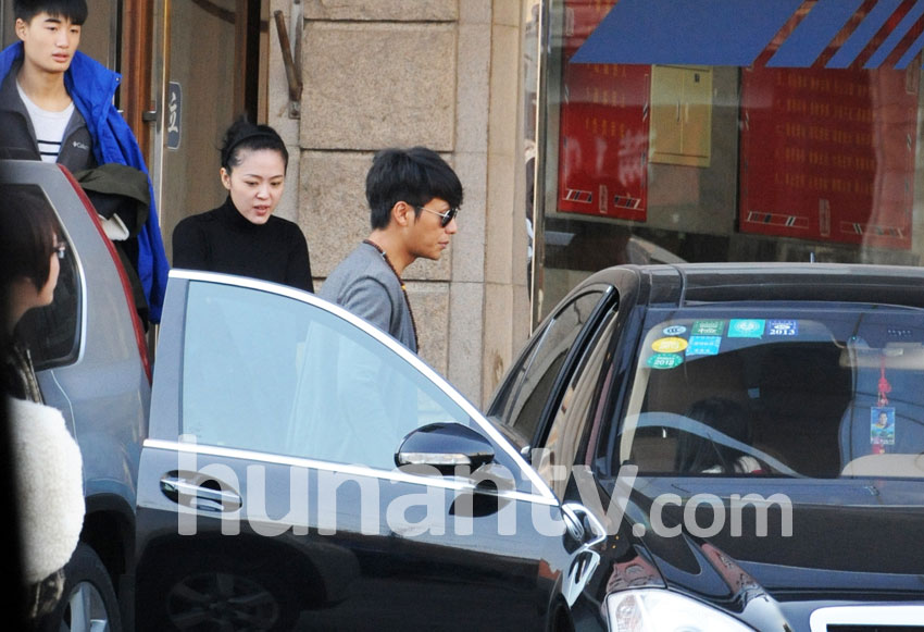 陳坤同家人吃飯父愛大爆發 抱小蘿莉秀親密