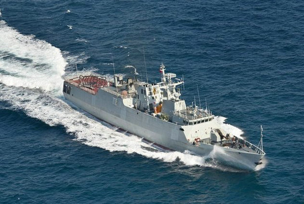 原文配圖：國產新型護衛艦正在海上進行航行測試。