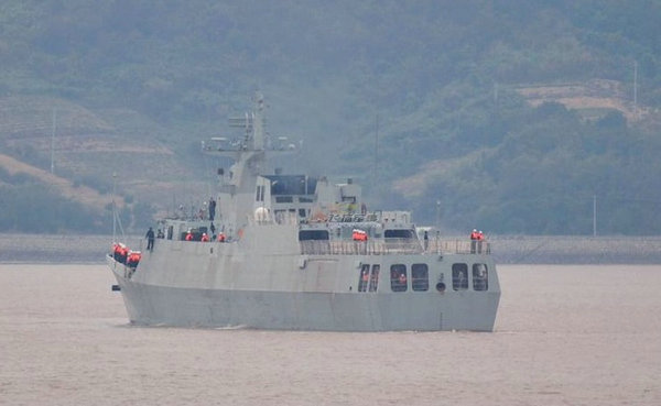 原文配圖：國產新型護衛艦正在海上進行航行測試。