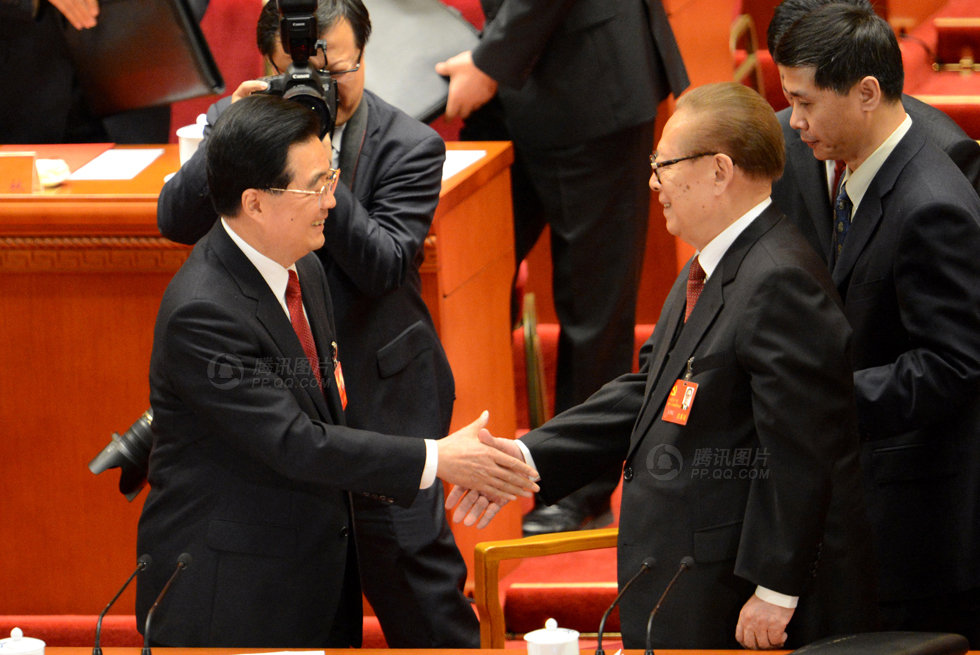 大會(huì)閉幕后，胡錦濤與江澤民握手。