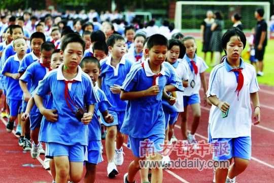 調(diào)查顯示深圳學生體質(zhì)逐年下降，跑步對不少學生來說不是一件輕松的事。南都記者 王子榮 攝