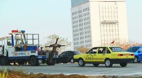 駕校門口練車釀禍 教練車斜坡上撞傷學員