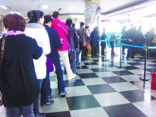 保障房進入選房階段 房地產(chǎn)交易中心人滿為患