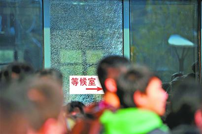 濟南3000人競聘300交警職位擠碎玻璃