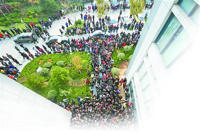 濟南3000人競聘300交警職位擠碎玻璃