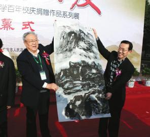17日上午，曾擔任鄧小平辦公室警衛秘書的張寶忠中將（左）向廣安市政府贈送書畫作品。