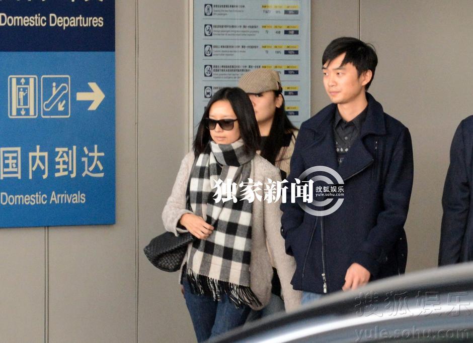每日追星：王菲戴發箍“賣萌”狂聊手機 董潔婚變人憔悴