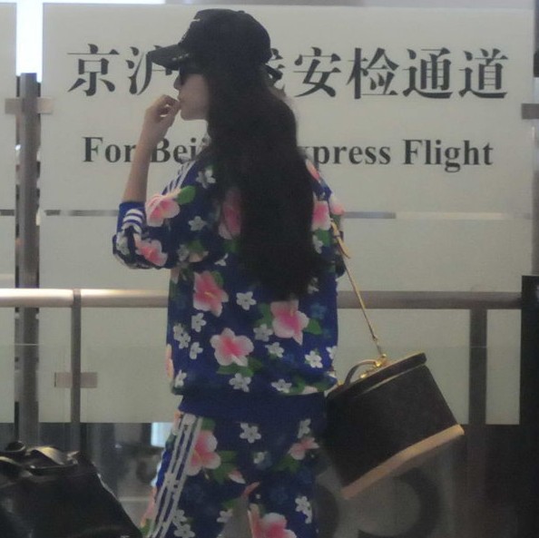 范冰冰一身大花運(yùn)動服扮潮 戴墨鏡長發(fā)披肩
