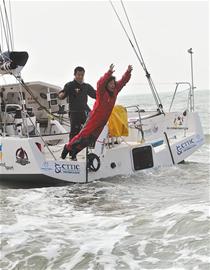 青島人郭川沖擊環球航海極限 妻子磕頭祈福送行