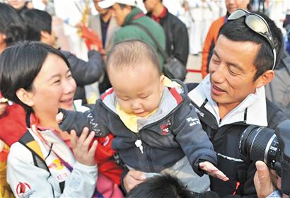 青島人郭川沖擊環球航海極限 妻子磕頭祈福送行