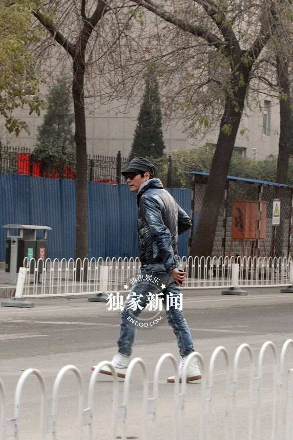 蘇巖孕后首現身羅嘉良陪同