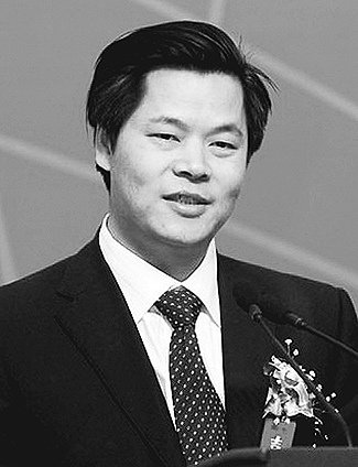  鄭功成 1964年生，湖南平江人?，F任中國人民大學教授、全國人大常委會委員。兼國務院首屆醫改咨詢委員會委員、國家減災委專家委副主任、中國勞動學會副會長、中國社會保險學會副會長、中國社會福利協會等副會長等。長期從事社會保障、收入分配及與民生相關領域的研究，是“中國社會保障改革與發展戰略”、“維護社會公平正義與保障國民共享發展成果”、“國家社會福利制度發展戰略”等重大戰略項目研究的首席專家。出版過著作30余種，發表學術文章約400多篇，多篇政研報告或文章被中央領導同志批示。
