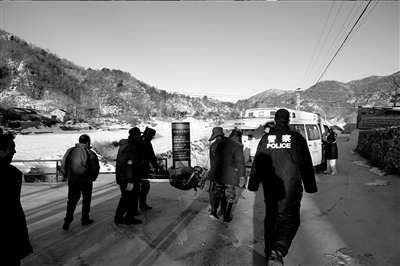 昏迷的傷者被抬下山。 救援人員供圖