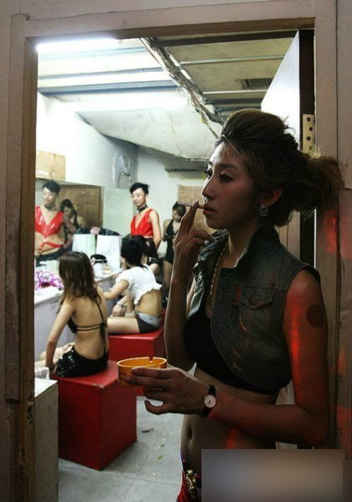 曝鋼管舞女郎年收入達七八十萬