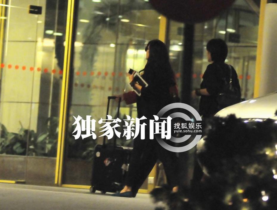 楊冪深夜入住酒店 大堂沙發側臥打游戲