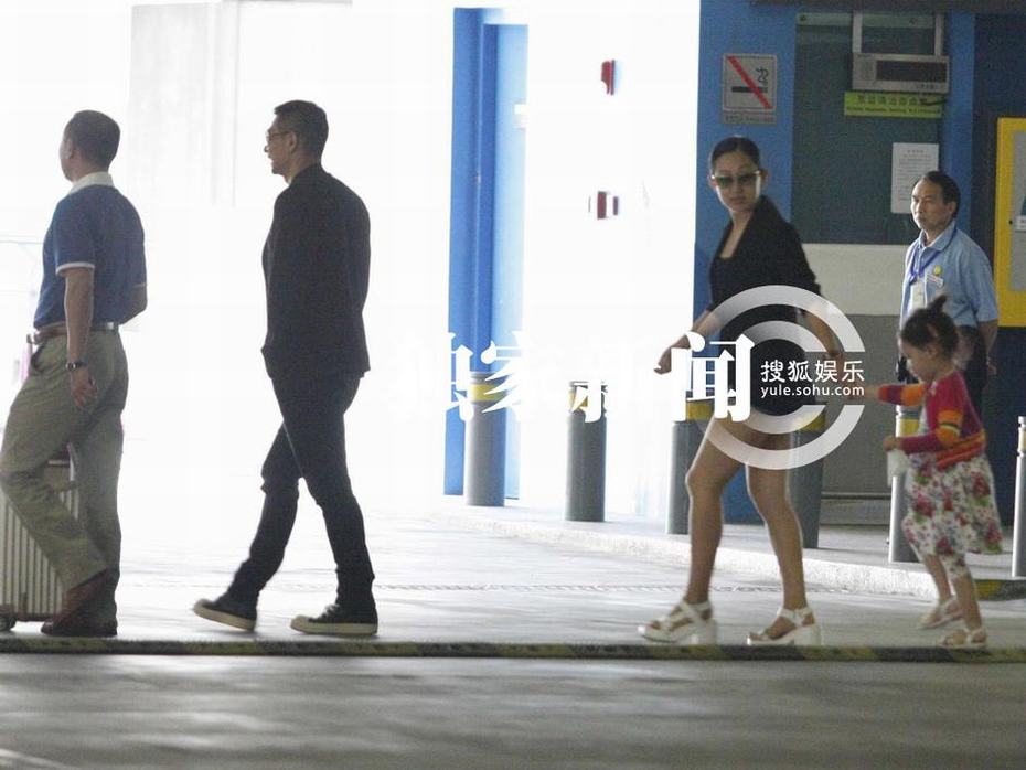 趙文卓攜妻帶女現身機場 妻子熱褲秀長腿女兒可愛近照曝光