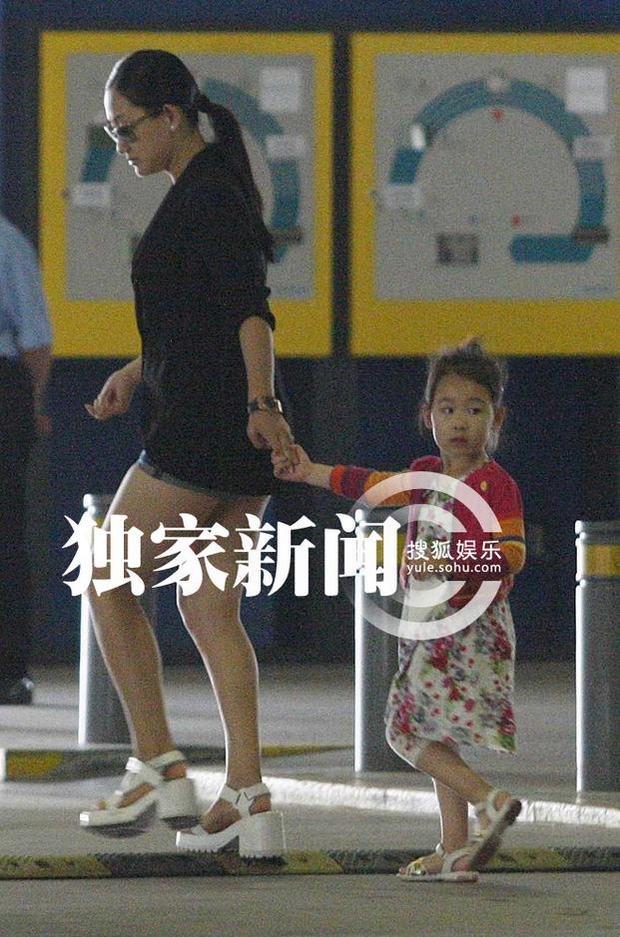 趙文卓攜妻帶女現(xiàn)身機(jī)場(chǎng) 妻子熱褲秀長(zhǎng)腿女兒可愛(ài)近照曝光