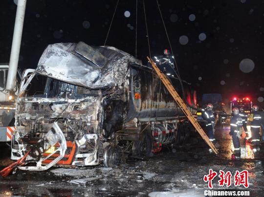 圖為消防官兵爬上油罐車查看情況，準備吊裝轉移肇事油罐車。。劉忠俊攝