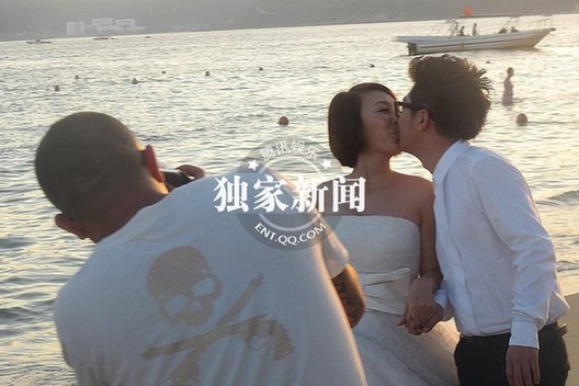 金志文豪華婚禮現場 新人抵海邊拍婚紗照