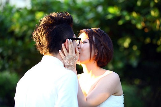 金志文豪華婚禮現場 新人抵海邊拍婚紗照