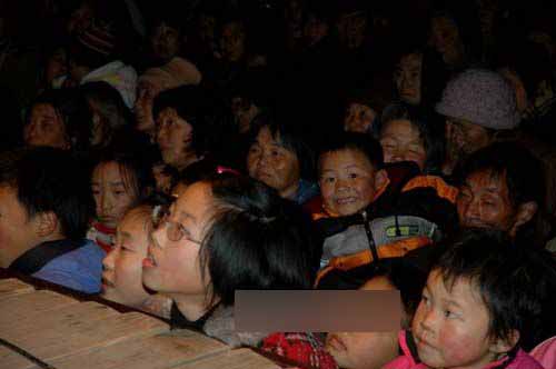 在農村看場娛樂節目真不容易呀