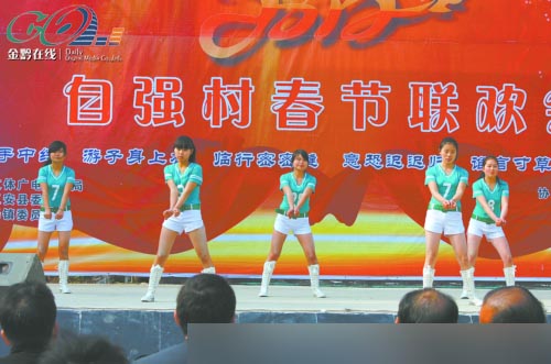 在農村看場娛樂節目真不容易呀