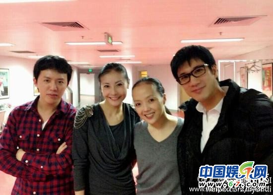 王力宏李云迪親密看電影被抓現(xiàn)行 網友呼：出柜吧！