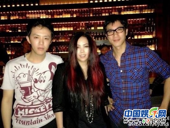 王力宏李云迪親密看電影被抓現行 網友呼：在一起！