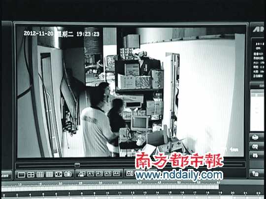 監(jiān)控錄像顯示，11月20日晚7時(shí)23分，佳恩超市兩名男員工引導(dǎo)蔣女士，從辦公室走進(jìn)倉庫。南都見習(xí)記者 陳竹沁 翻拍