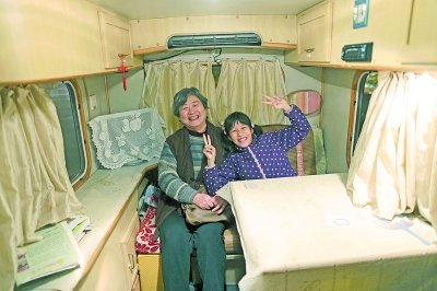 祖父母開房車送放學孫女培優(yōu) 車內(nèi)電視碟機俱全
