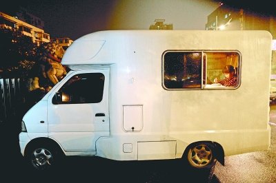 祖父母開房車送放學孫女培優(yōu) 車內(nèi)電視碟機俱全
