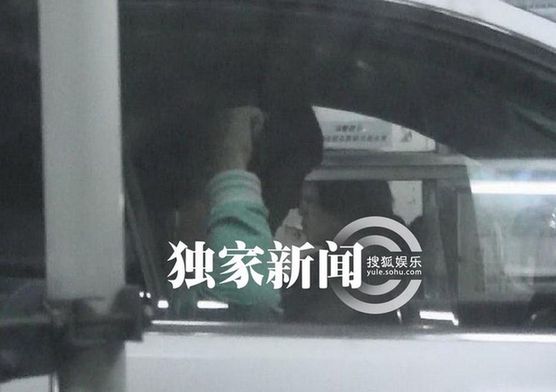 劉曉慶車內描眉梳頭 帶經紀人易綱赴家宴