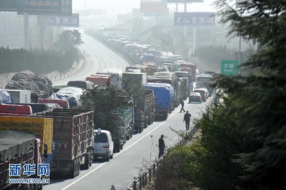 （突發事件）（1）京臺高速山東段發生多起交通事故 造成雙向堵車