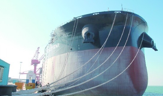 青島巨無霸貨輪載重20.5萬噸 相當于幾艘航空母艦