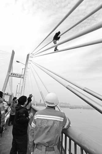 武漢長江二橋3小時內先后3人欲跳橋致擁堵