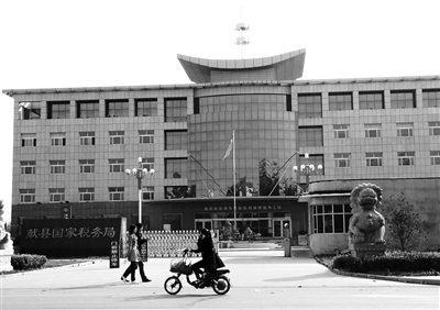 10月29日，河北滄州市獻(xiàn)縣國(guó)稅局。10月底，一些企業(yè)主被叫到國(guó)稅局談“交稅”問(wèn)題。新京報(bào)記者 孟祥超 攝
