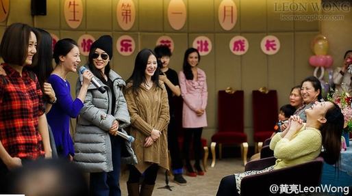 李小璐產后一家三口私密照曝光 賈乃亮寸步不離伺候月子