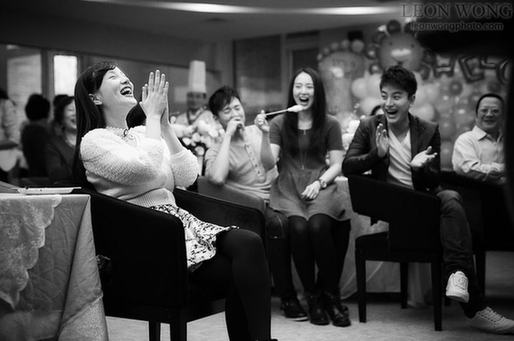 李小璐產后一家三口私密照曝光 賈乃亮寸步不離伺候月子